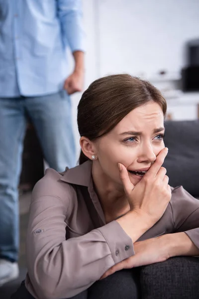 Teilsicht Auf Mann Und Aufgebrachte Weinende Frau Hause — Stockfoto