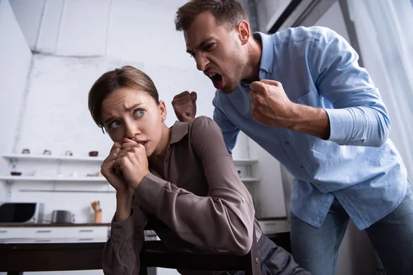 Homem Agressivo Segurando Punhos Para Cima Gritando Com Esposa Assustada — Fotografia de Stock