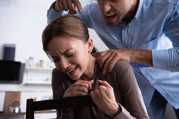 Visão Parcial Homem Agressivo Gritando Com Esposa Chorando Durante Briga — Fotografia de Stock