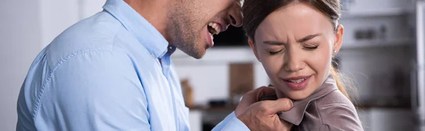 Panoramische Shot Van Agressieve Man Schreeuwen Tegen Bang Vrouw Thuis — Stockfoto