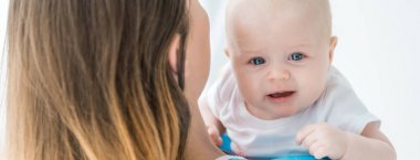 hastanede çocuğunu tutan genç annenin panoramik çekim 