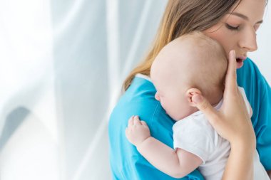 hastanede çocuğunu tutan çekici ve genç anne 