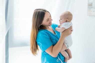 hastanede çocuğunu tutan çekici ve genç anne 