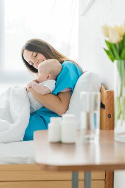 hastanede çocuğunu tutan çekici ve genç anne 