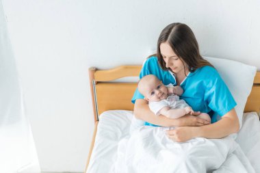 hastanede çocuğunu tutan genç anne yüksek açı görünümü 