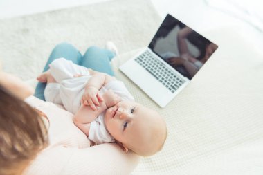 dairesinde çocuğunu tutan anne kırpılmış görünümü 