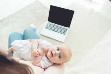 dairesinde çocuğunu tutan anne kırpılmış görünümü 