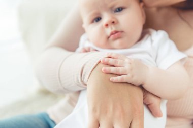 dairesinde çocuğunu tutan anne kırpılmış görünümü 