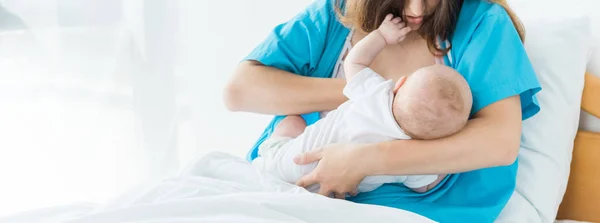 Tiro Panorâmico Mãe Amamentando Seu Bebê Hospital — Fotografia de Stock