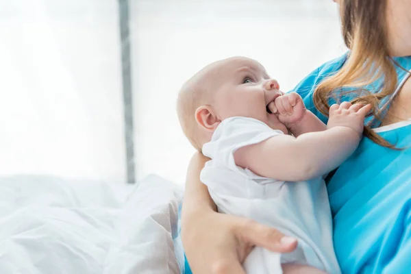 Visão Cortada Mãe Segurando Seu Filho Hospital — Fotografia de Stock