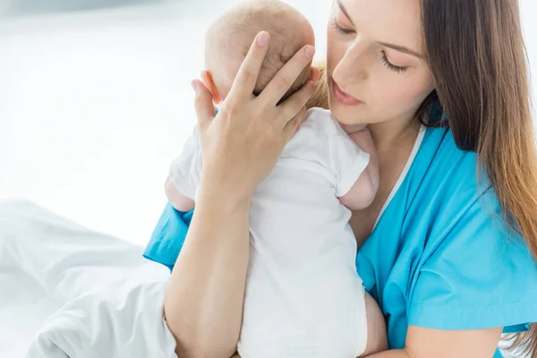 Atraente Jovem Mãe Segurando Seu Filho Hospital — Fotografia de Stock