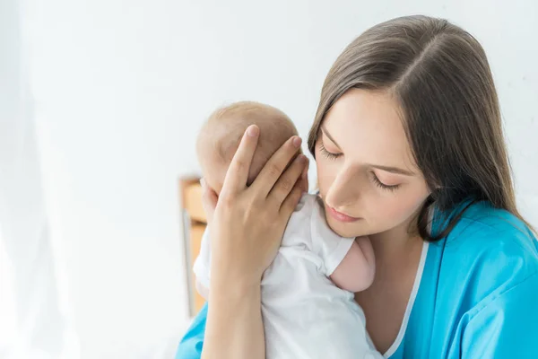 Atractiva Joven Madre Sosteniendo Hijo Hospital — Foto de Stock