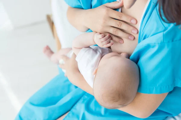 Visão Cortada Mãe Amamentando Seu Bebê Hospital — Fotografia de Stock