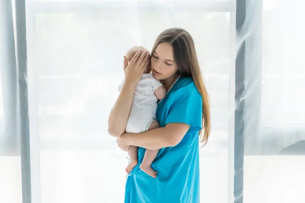 Attraktiv Och Ung Mamma Som Håller Sitt Barn Sjukhus — Stockfoto