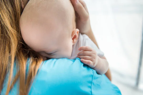 Vista Recortada Joven Madre Sosteniendo Hijo Hospital — Foto de Stock