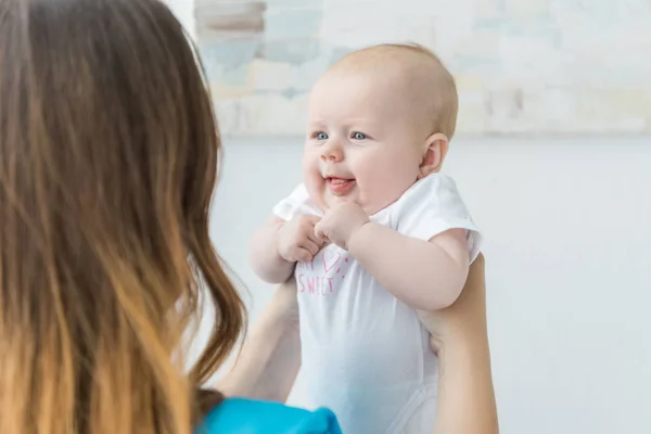 Vista Ritagliata Della Giovane Madre Che Tiene Bambino Ospedale — Foto Stock