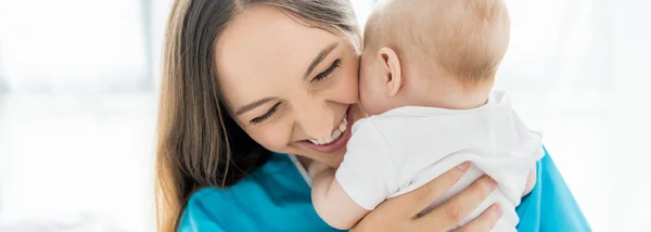 Tiro Panorâmico Mãe Atraente Sorridente Segurando Seu Filho Hospital — Fotografia de Stock