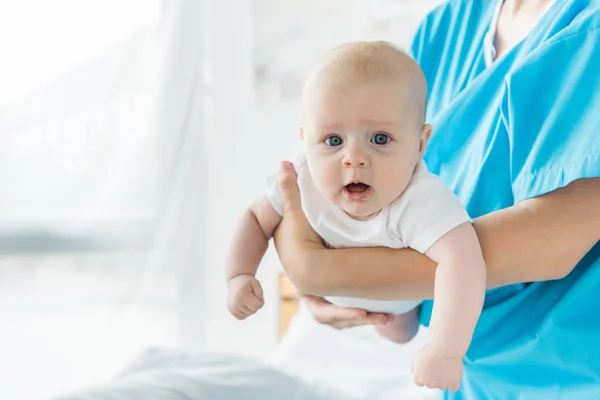 Visão Cortada Jovem Mãe Segurando Seu Filho Hospital — Fotografia de Stock