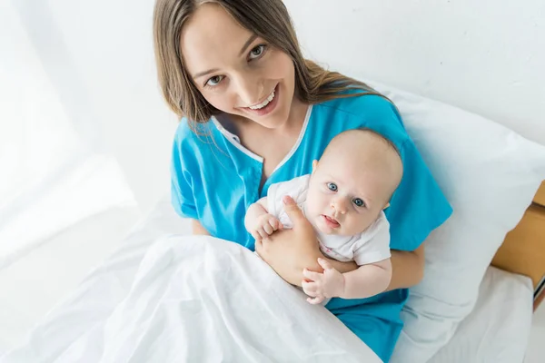 Attrayant Jeune Mère Tenant Son Enfant Hôpital — Photo
