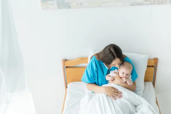 High Angle View Young Mother Holding Her Child Hospital — Stock Photo, Image