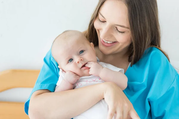 Atraente Jovem Mãe Segurando Seu Filho Hospital — Fotografia de Stock