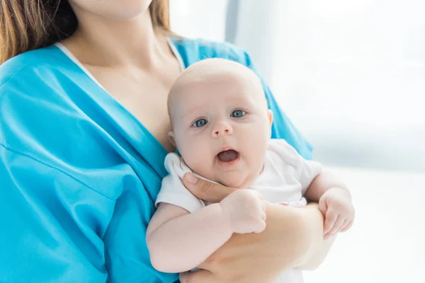 Beskuren Syn Ung Mor Som Håller Sitt Barn Sjukhus — Stockfoto