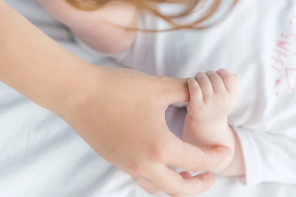 Vista Cortada Mãe Segurando Mão Seu Bebê Hospital — Fotografia de Stock