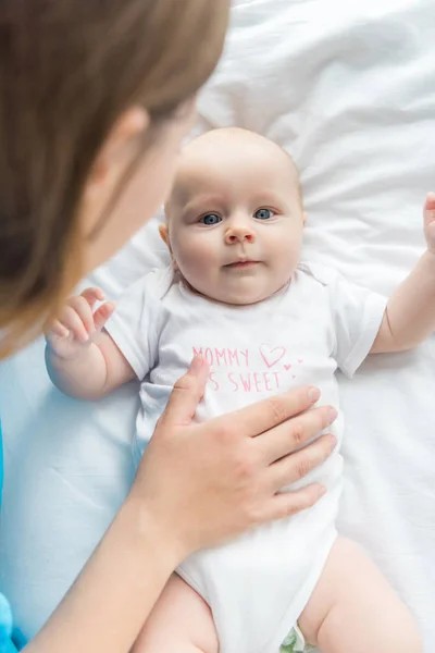 Pandangan Terpotong Ibu Menyentuh Bayinya Rumah Sakit — Stok Foto