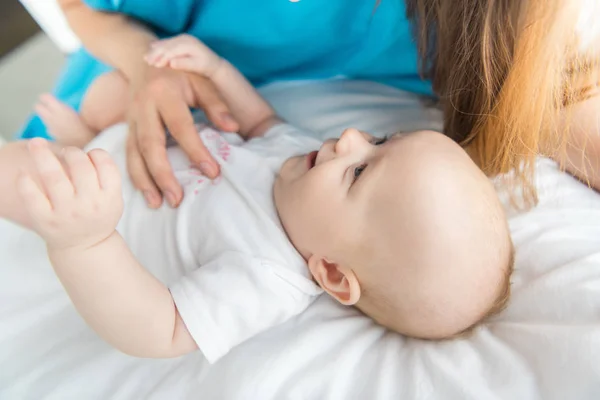 Ausgeschnittene Ansicht Einer Mutter Die Ihr Baby Krankenhaus Berührt — Stockfoto