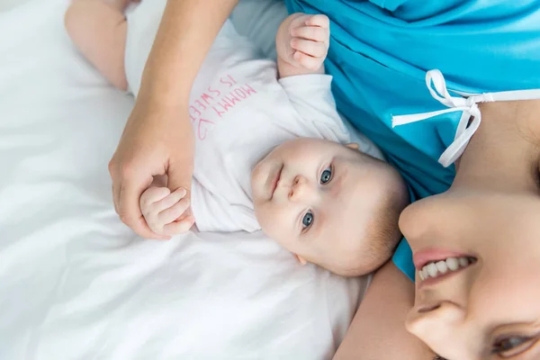 Vista Superior Mãe Deitada Com Seu Bebê Cama — Fotografia de Stock