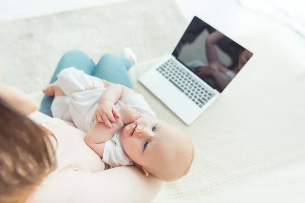 Vue Recadrée Mère Tenant Son Enfant Dans Appartement — Photo