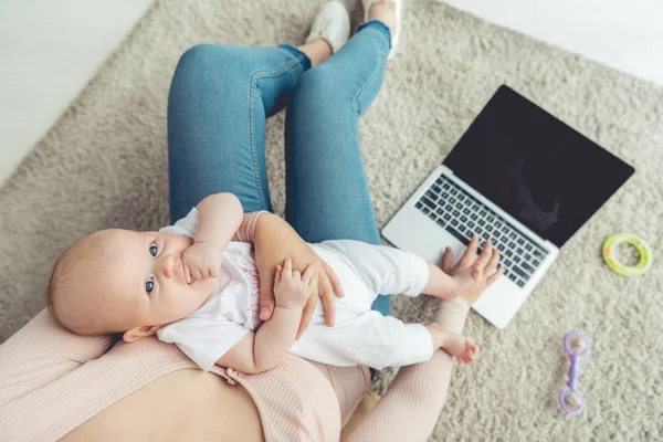 Vista Cortada Mãe Segurando Seu Filho Usando Laptop Apartamento — Fotografia de Stock