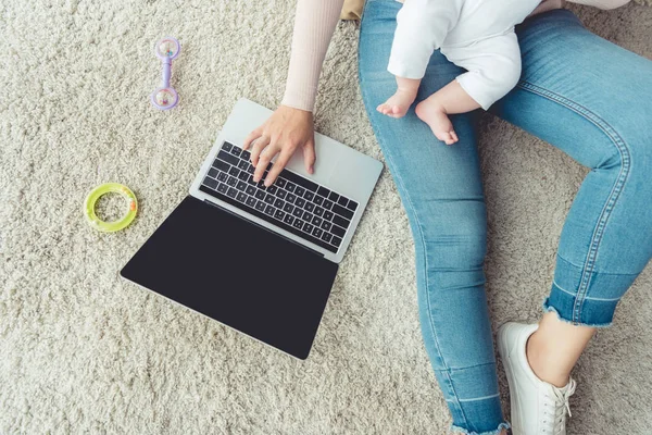 Vista Cortada Mãe Segurando Seu Filho Usando Laptop Apartamento — Fotografia de Stock