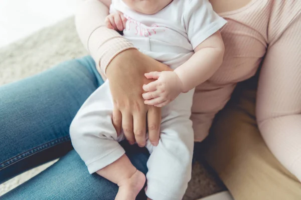 Vue Recadrée Mère Tenant Son Enfant Dans Appartement — Photo