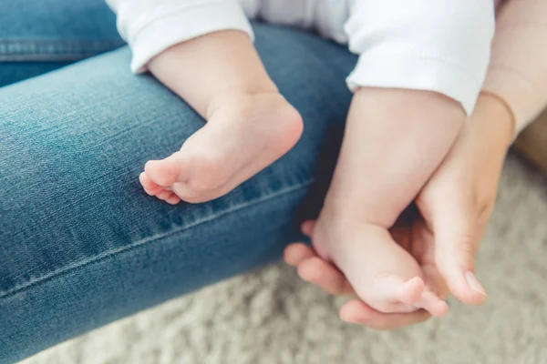 Cropped View Mother Holding Her Child Apartment — Stock Photo, Image