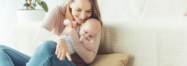 Tiro Panorâmico Mãe Atraente Segurando Seu Filho Apontando Com Dedo — Fotografia de Stock