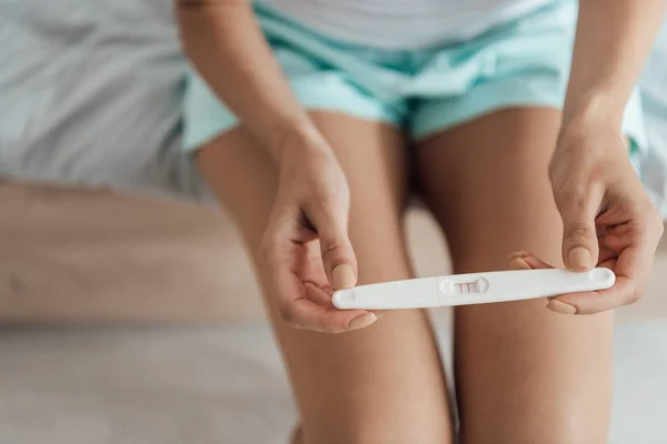 Partial View Young Woman Sitting Bed Holding Pregnancy Test — Stock Photo, Image