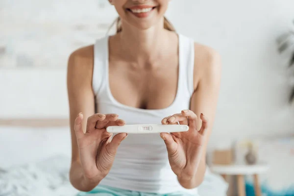 Vista Parziale Della Giovane Donna Sorridente Che Mostra Test Gravidanza — Foto Stock