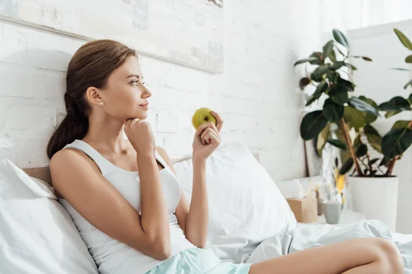 Attraente Giovane Donna Sdraiata Letto Con Mano Mela Verde — Foto Stock