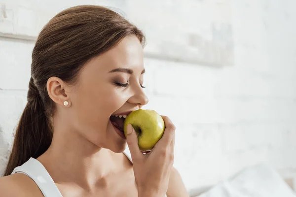 Attractive Young Woman Eating Green Apple Bed — Stock Photo, Image