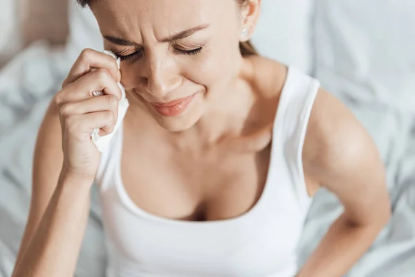 Mujer Joven Estresada Llorando Limpiando Lágrimas Con Servilleta — Foto de Stock