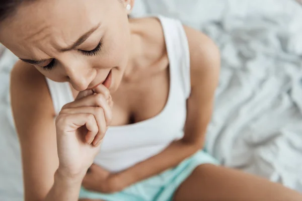 Overhead Pandangan Stres Wanita Muda Duduk Tempat Tidur Dan Menyentuh — Stok Foto