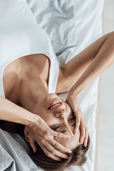 Overhead Pandangan Stres Wanita Muda Berbaring Tempat Tidur Rumah — Stok Foto