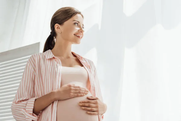 Wesoła Kobieta Ciąży Dotykający Brzuch Szczęśliwy Uśmiech — Zdjęcie stockowe