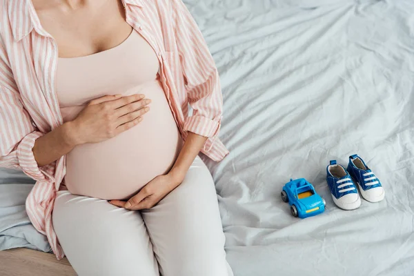 Vista Parcial Mujer Embarazada Con Coche Juguete Zapatos Bebé Sentado —  Fotos de Stock