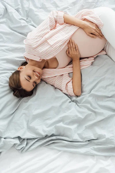 Pandangan Atas Wanita Hamil Tersenyum Berbaring Tempat Tidur Dan Menyentuh — Stok Foto