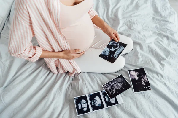 Vista Parcial Mujer Embarazada Sentada Cama Con Imágenes Ultrasonido —  Fotos de Stock