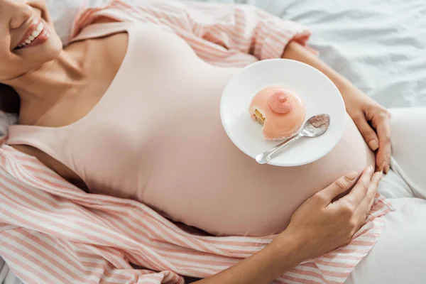 Visão Parcial Mulher Grávida Sorridente Deitada Cama Com Cupcake Doce — Fotografia de Stock