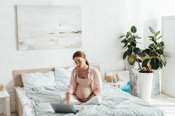 Έγκυος Γυναίκα Γυαλιά Που Κάθονται Στο Κρεβάτι Και Χρήση Του — Φωτογραφία Αρχείου
