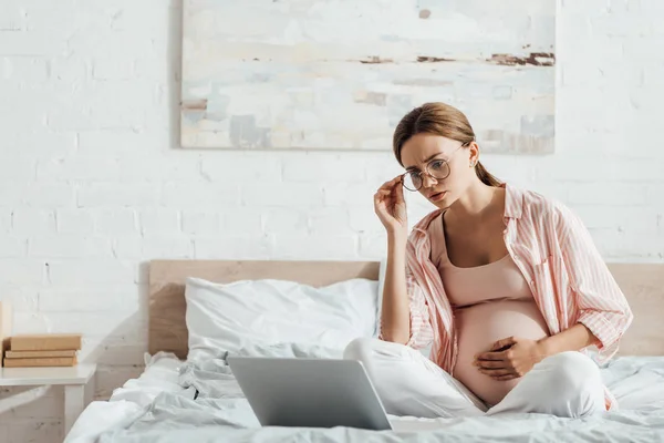 Mulher Grávida Óculos Sentado Cama Usando Laptop — Fotografia de Stock